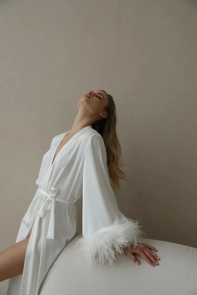 Bridal Feather Robe For Bride WedDeslumbre no seu grande dia com o nosso Robe de Noiva de Plumas! Feito em seda macia e com acabamento em marabou, este robe longo e elegante é a escolha perfeita para a noiva. Confortável e