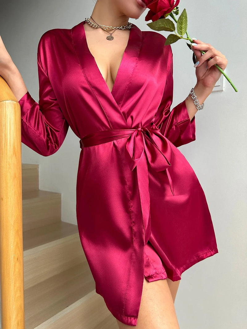 Sinta-se irresistível com o nosso Robe de Seda Sólida! Com mangas longas, decote em V profundo e cinto delicado, este robe feminino destaca sua sensualidade e conforto, deixando suas noites mais sedutoras e cheias de charme