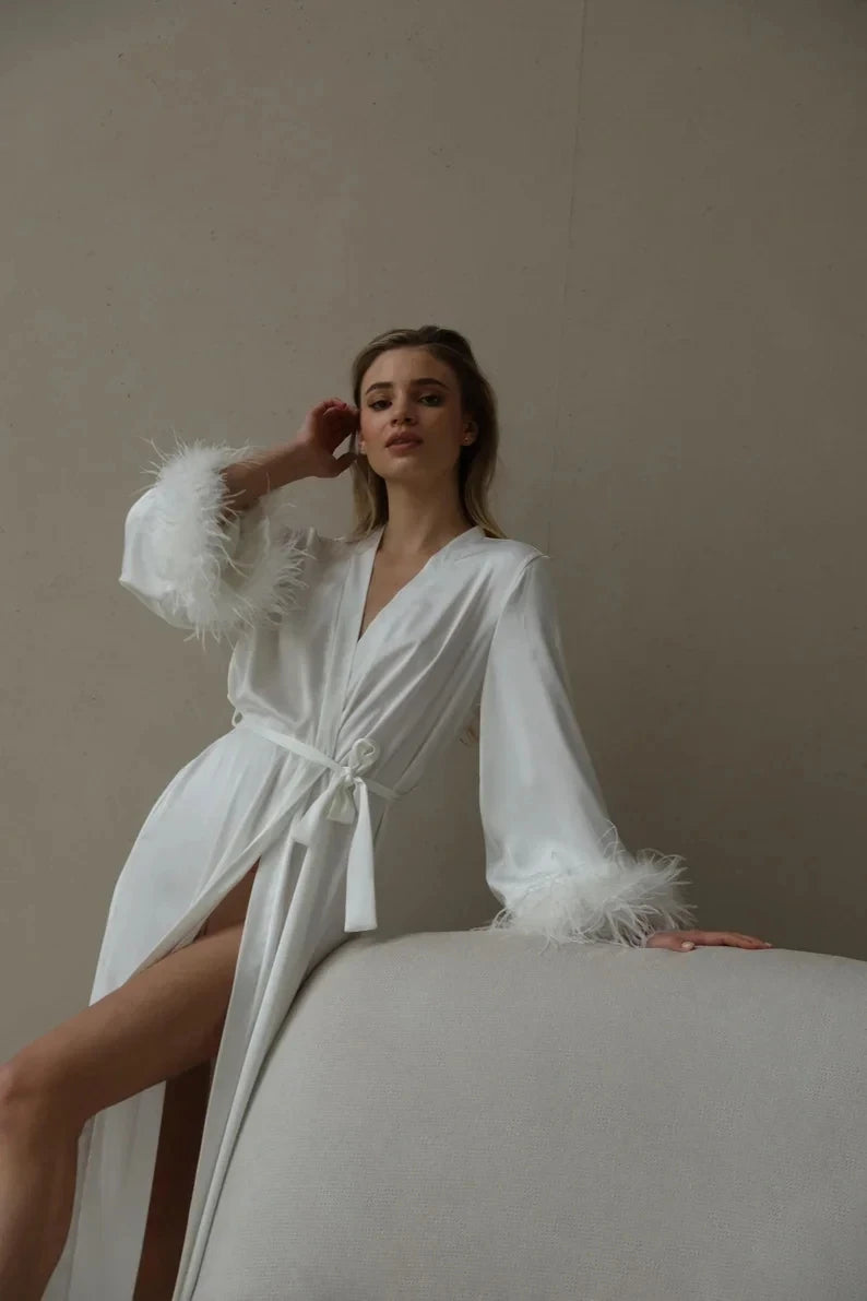 Bridal Feather Robe For Bride WedDeslumbre no seu grande dia com o nosso Robe de Noiva de Plumas! Feito em seda macia e com acabamento em marabou, este robe longo e elegante é a escolha perfeita para a noiva. Confortável e