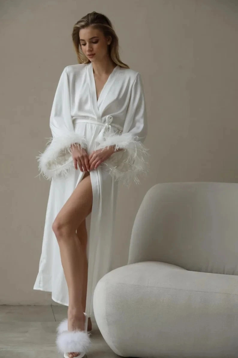 Bridal Feather Robe For Bride WedDeslumbre no seu grande dia com o nosso Robe de Noiva de Plumas! Feito em seda macia e com acabamento em marabou, este robe longo e elegante é a escolha perfeita para a noiva. Confortável e