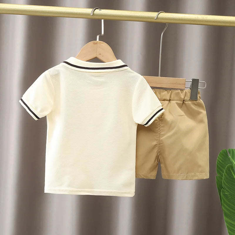 Deixe seu pequeno estiloso e confortável neste verão com nosso conjunto de roupas para meninos! O conjunto inclui uma camiseta divertida com estampa de cartoon e shorts, feito para o máximo conforto e liberdade. Perfeito p