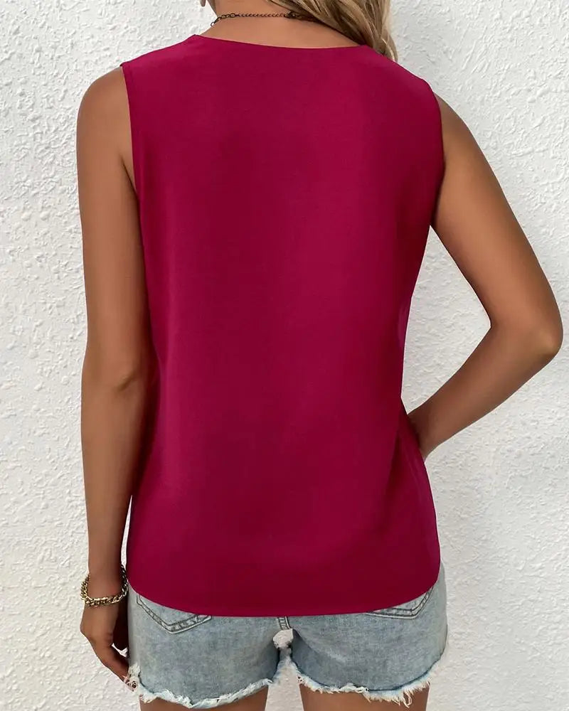 Exiba sua elegância neste verão com a Blusa Feminina de Alças, com detalhes em renda e decote em V. Perfeita para looks casuais e frescos, ela combina conforto e estilo para qualquer ocasião!