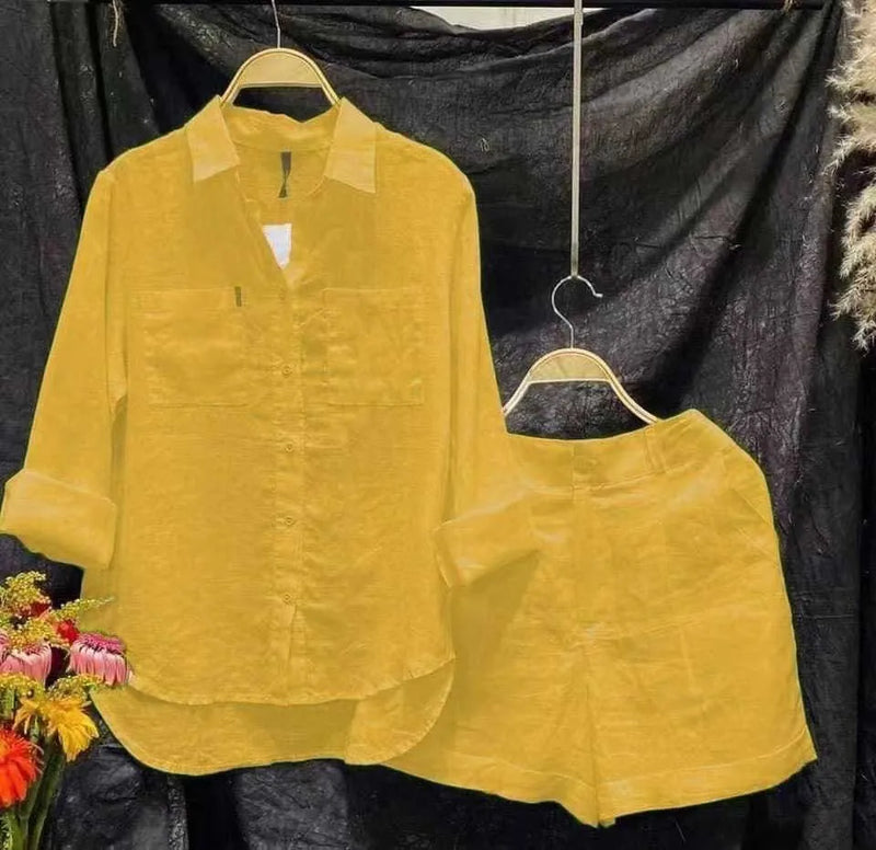 Conjunto feminino casual para o verão 2025, composto por camisa de manga longa branca e shorts. Feito em algodão e linho, perfeito para usar em casa ou em passeios descontraídos. Elegância e conforto em um único look!