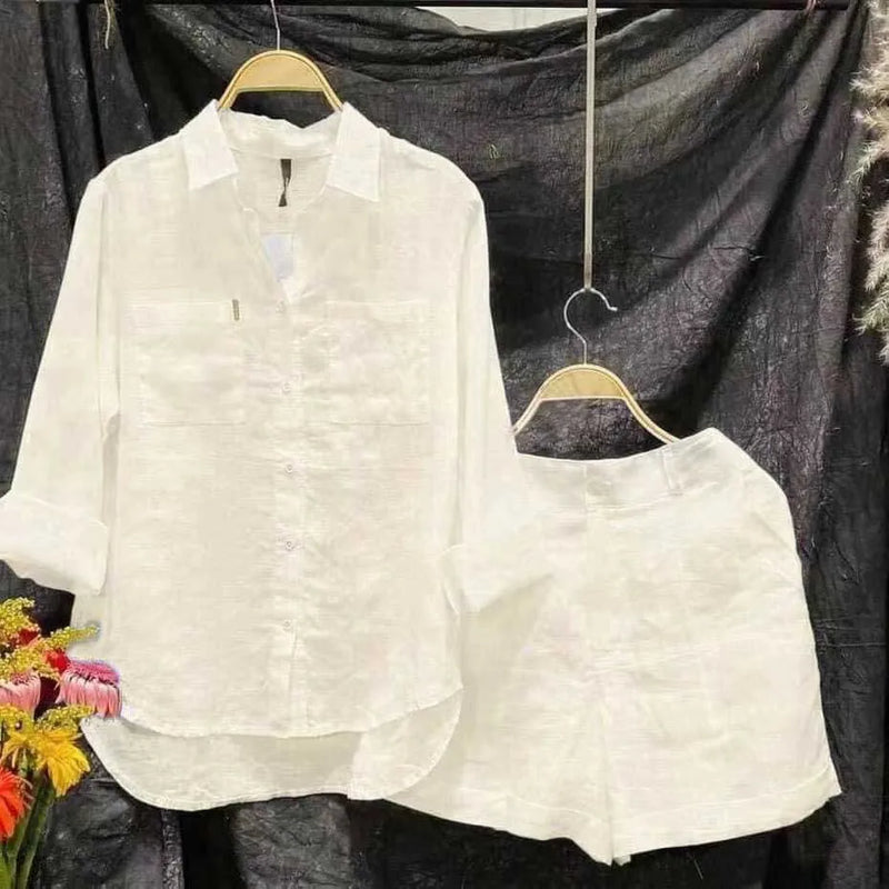 Conjunto feminino casual para o verão 2025, composto por camisa de manga longa branca e shorts. Feito em algodão e linho, perfeito para usar em casa ou em passeios descontraídos. Elegância e conforto em um único look!