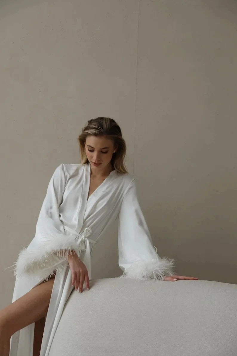 Bridal Feather Robe For Bride WedDeslumbre no seu grande dia com o nosso Robe de Noiva de Plumas! Feito em seda macia e com acabamento em marabou, este robe longo e elegante é a escolha perfeita para a noiva. Confortável e