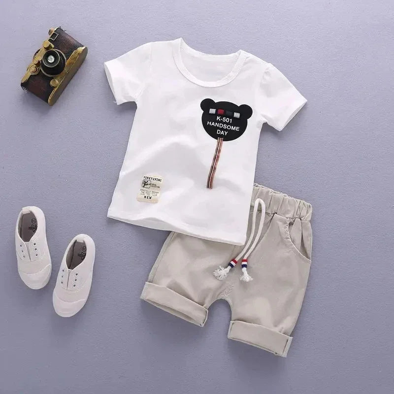 Conjunto Infantil de Verão – Camiseta e Shorts de Algodão! ☀️👦🩳 Conforto e estilo para os pequenos aproveitarem os dias quentes com leveza e liberdade. 💙