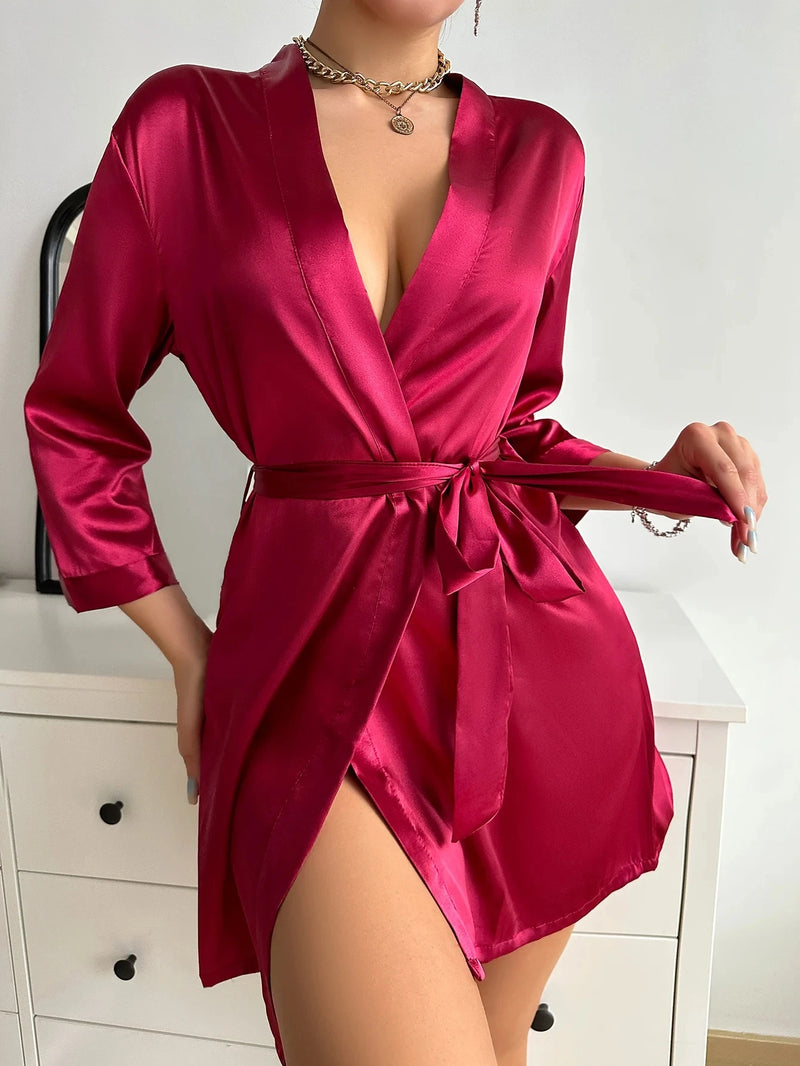 Sinta-se irresistível com o nosso Robe de Seda Sólida! Com mangas longas, decote em V profundo e cinto delicado, este robe feminino destaca sua sensualidade e conforto, deixando suas noites mais sedutoras e cheias de charme